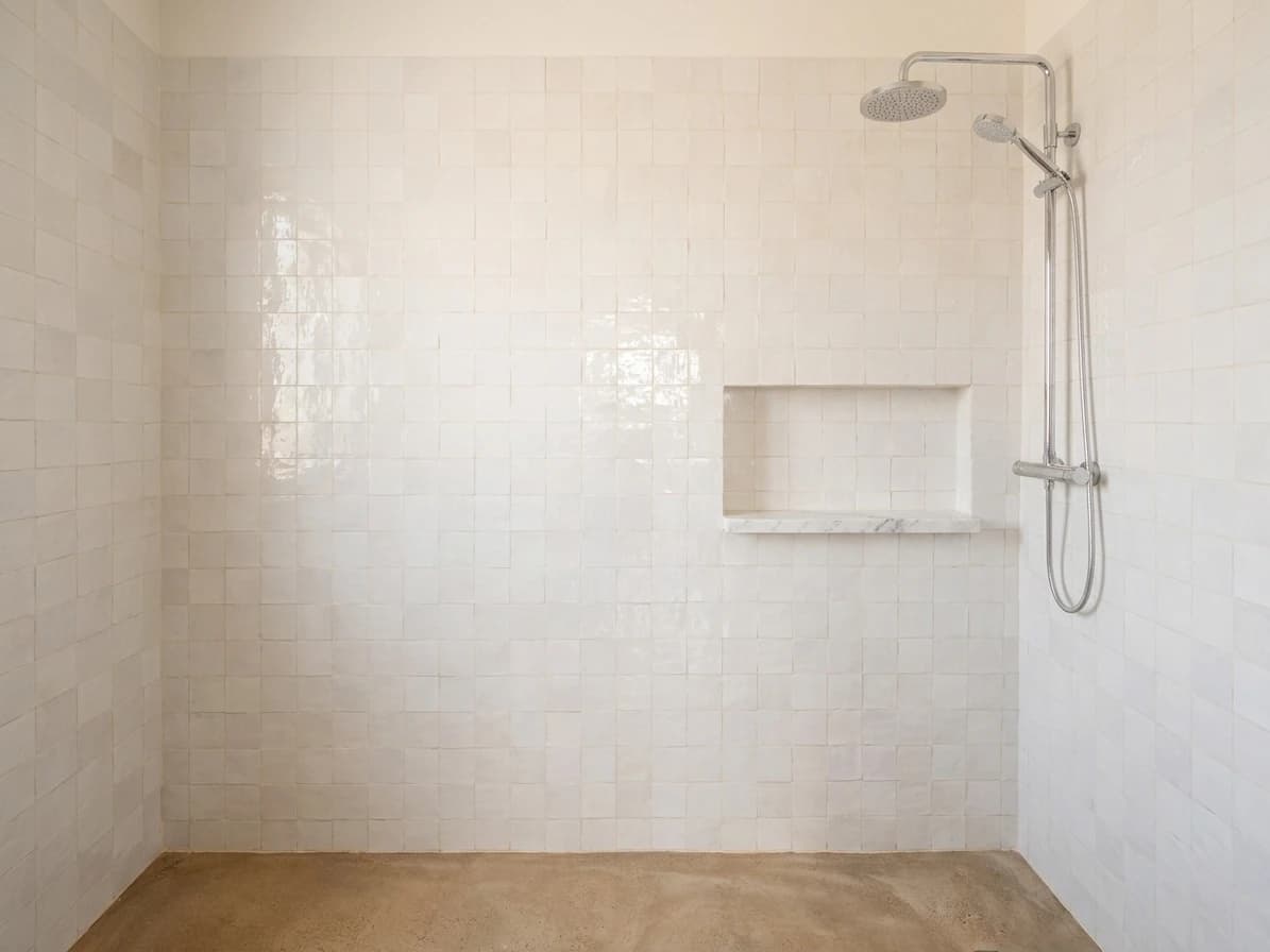 Réalisation de Yacine : un mur de douche en zellige blanc avec niche.
