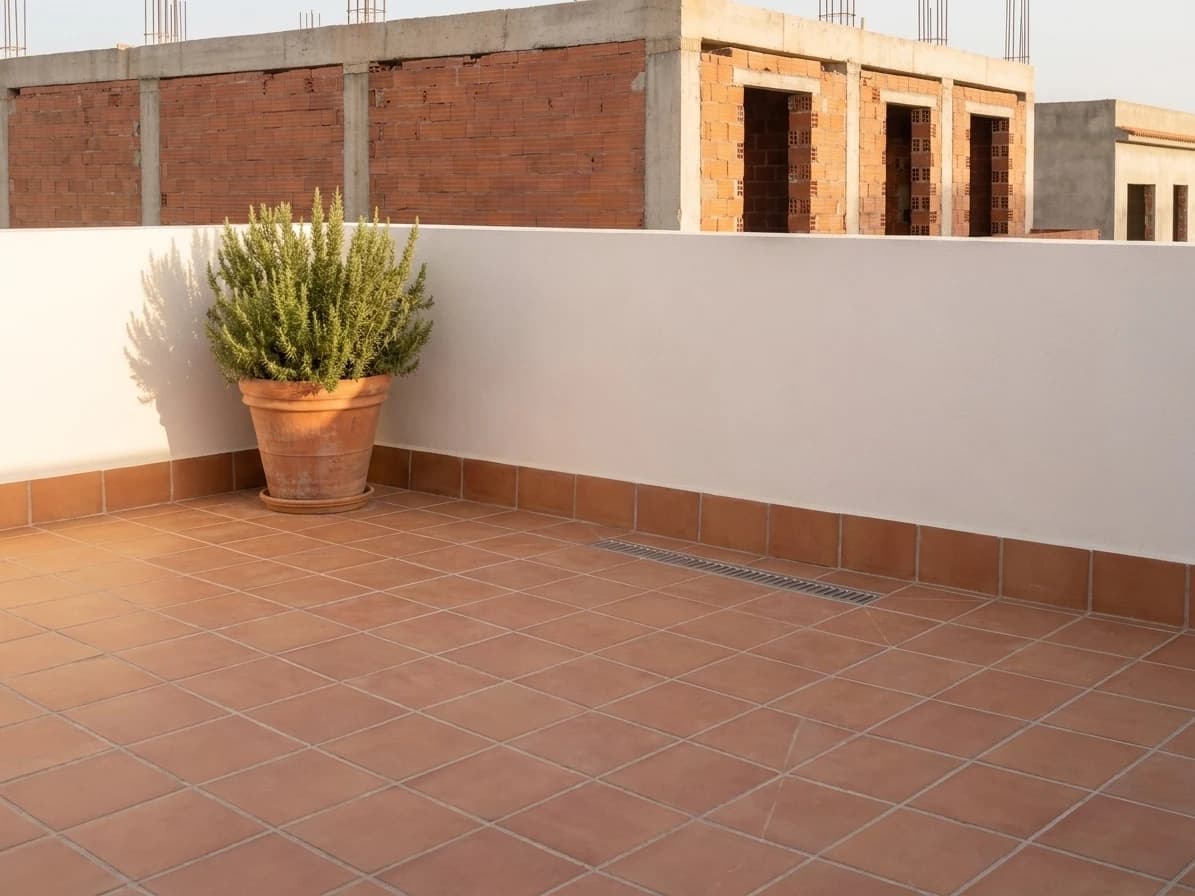 Réalisation de Yacine : une terrasse en carreaux terracotta.