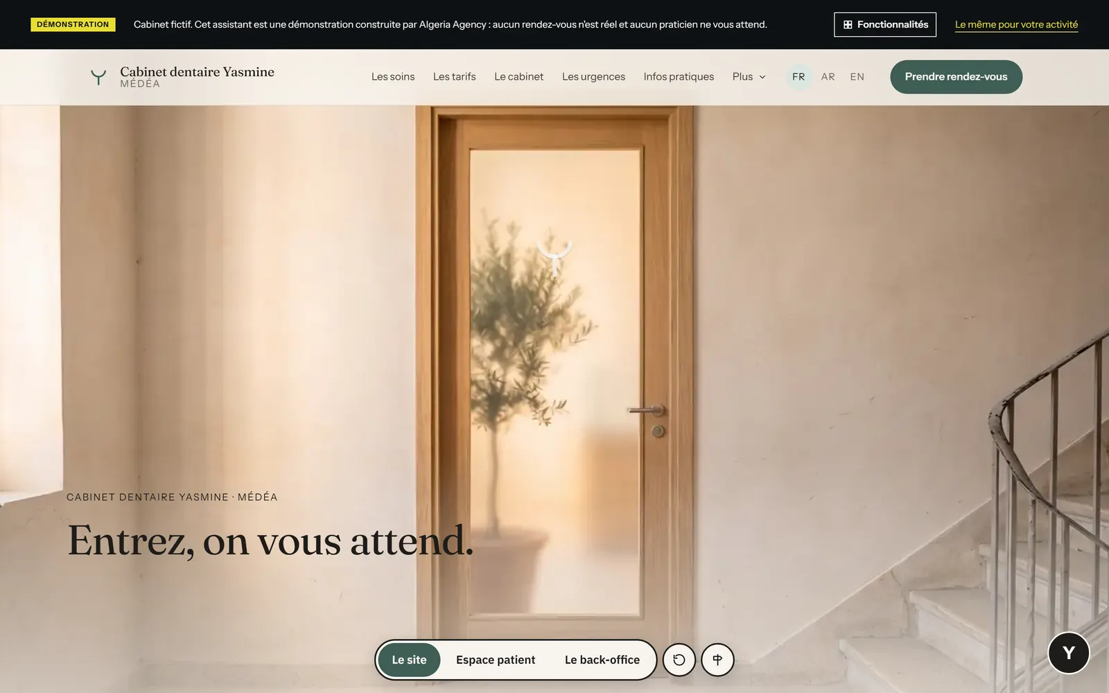 Page d’accueil du Cabinet dentaire Yasmine avec une porte vitrée et le titre « Entrez, on vous attend ».