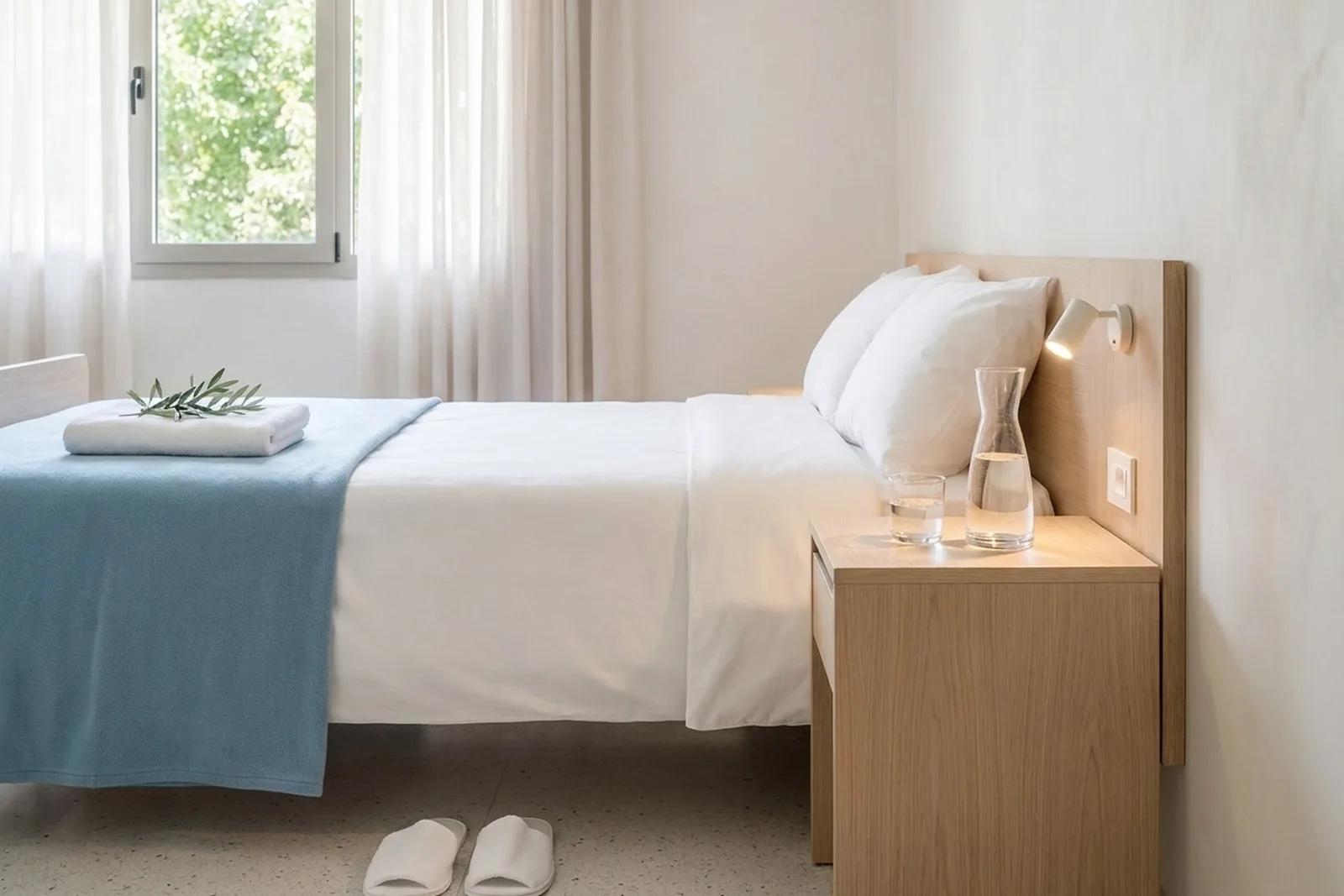 Une chambre lumineuse, un fauteuil près de la fenêtre.