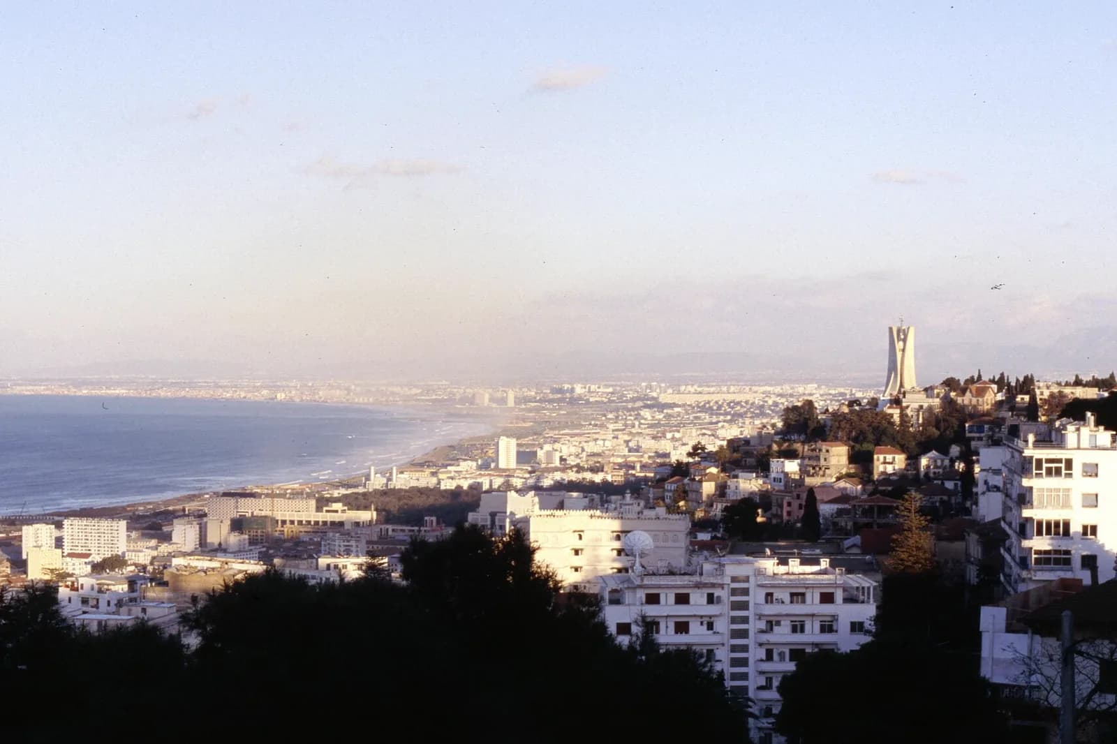 La baie d’Alger vue des hauteurs, avec le Maqam Echahid