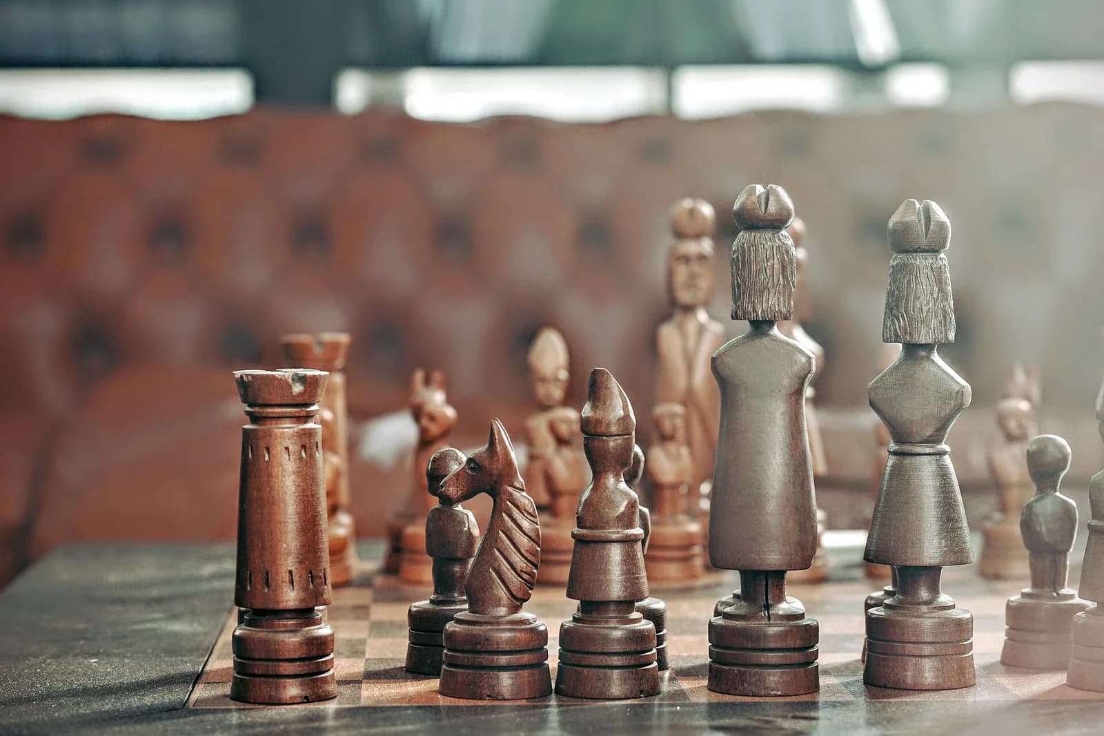 Un jeu d’échecs en bois sculpté, partie en cours