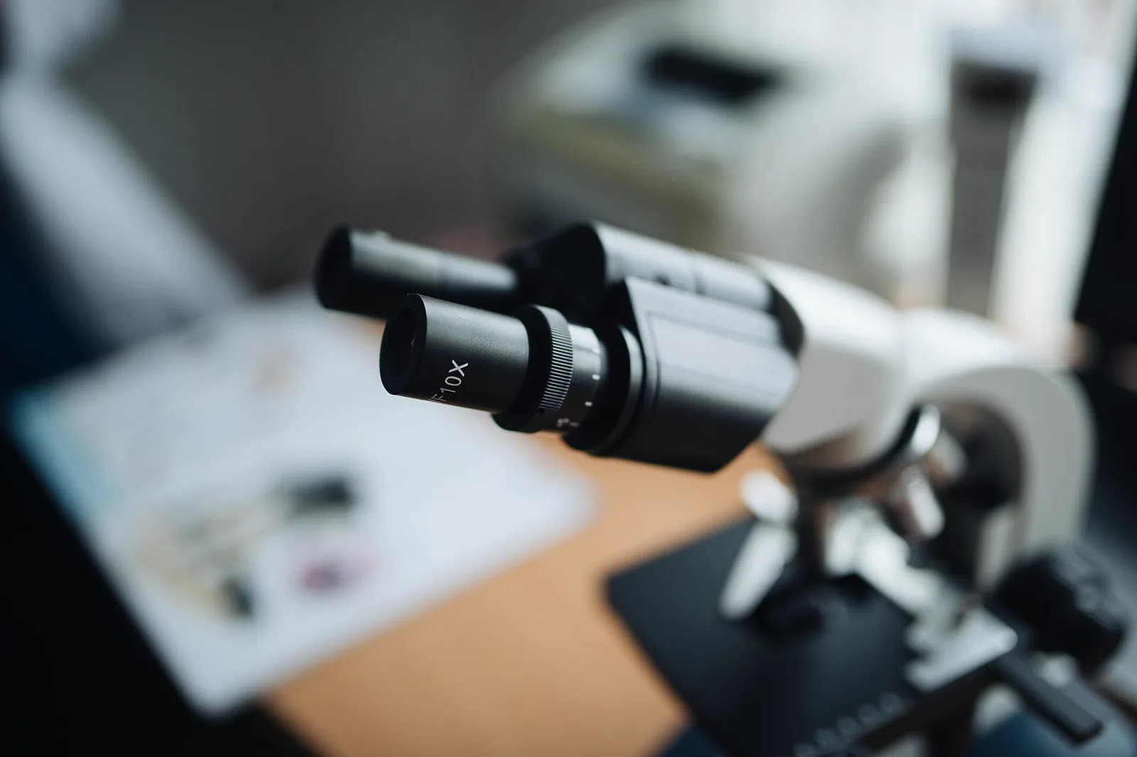 Les oculaires d’un microscope et des lames
