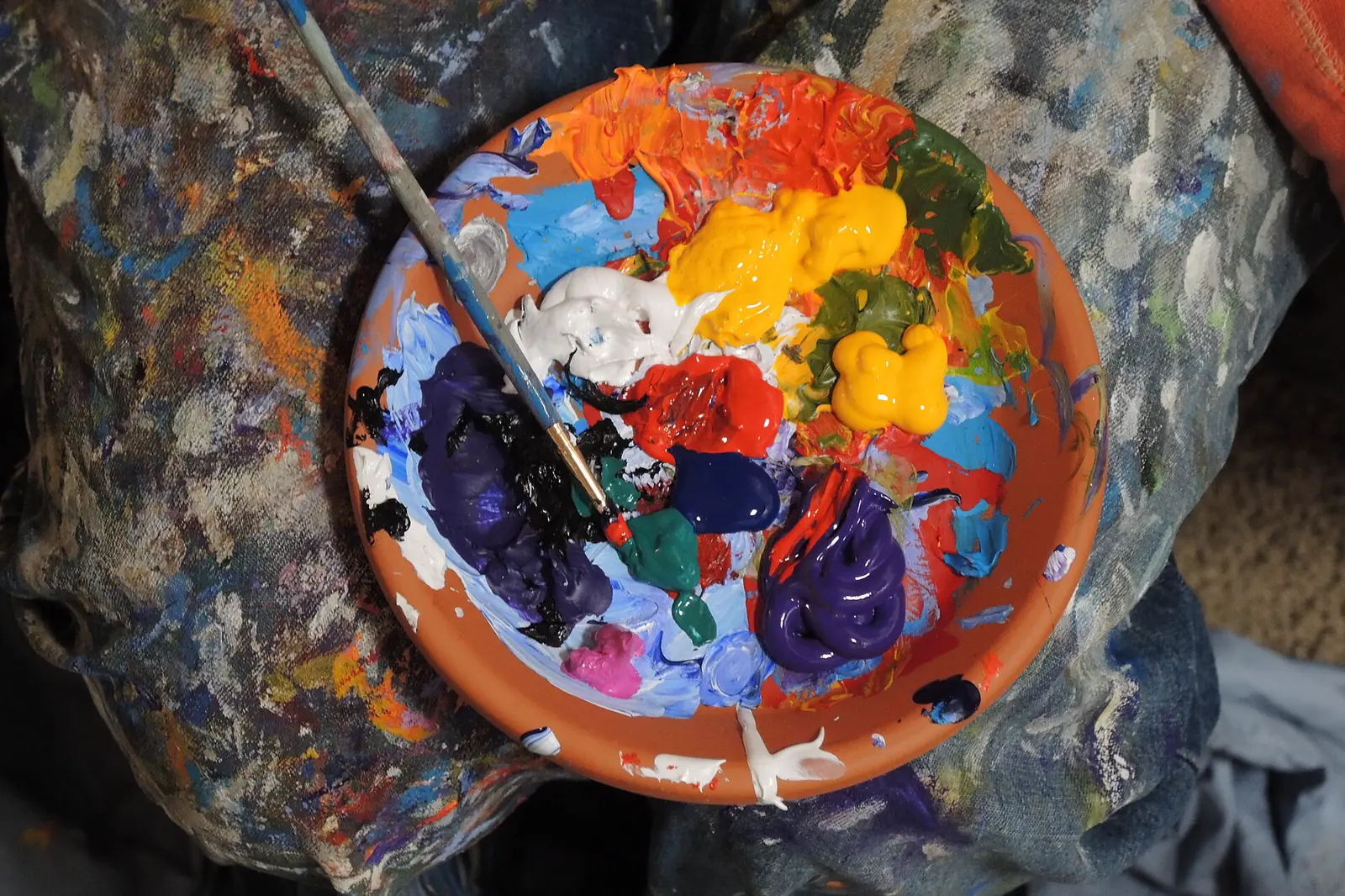 Une palette de peinture couleur terre cuite et un pinceau