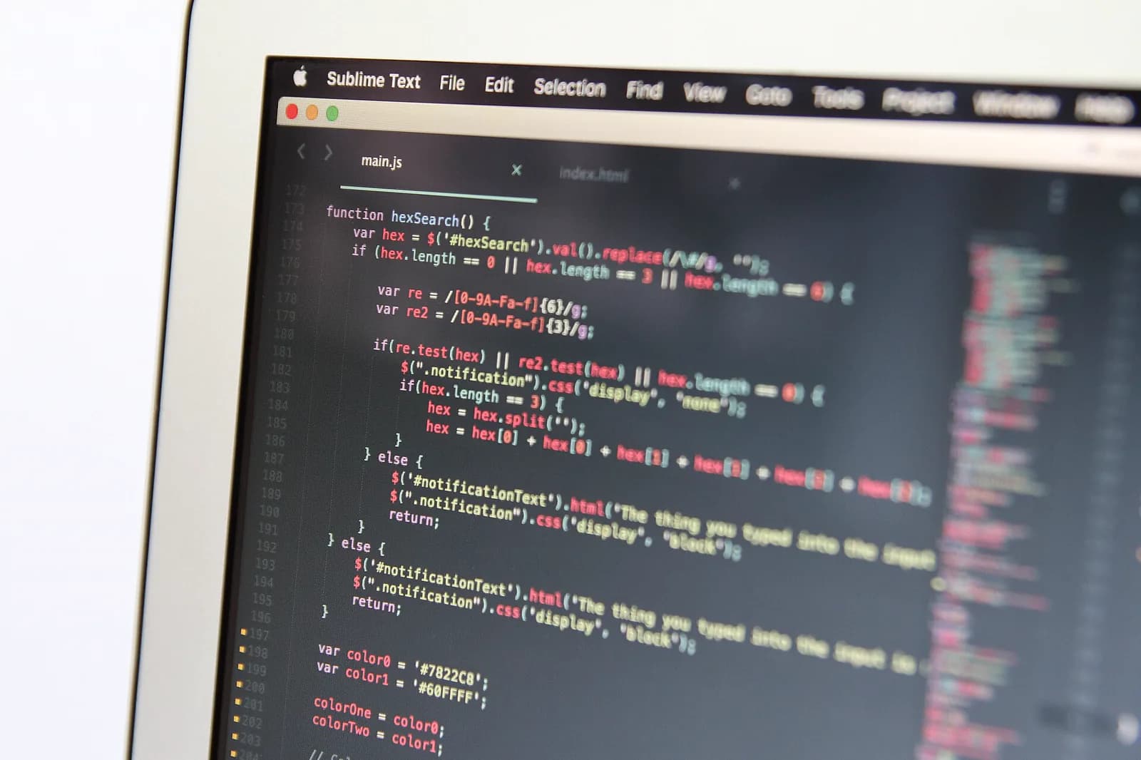 Un écran d’ordinateur couvert de lignes de code