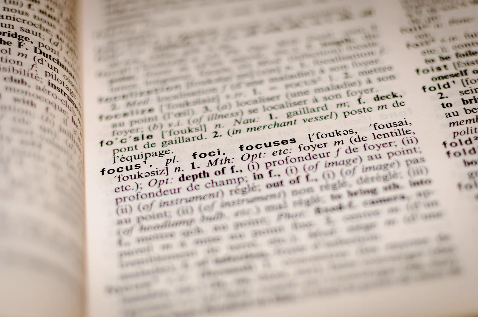 Une page de dictionnaire bilingue, en gros plan