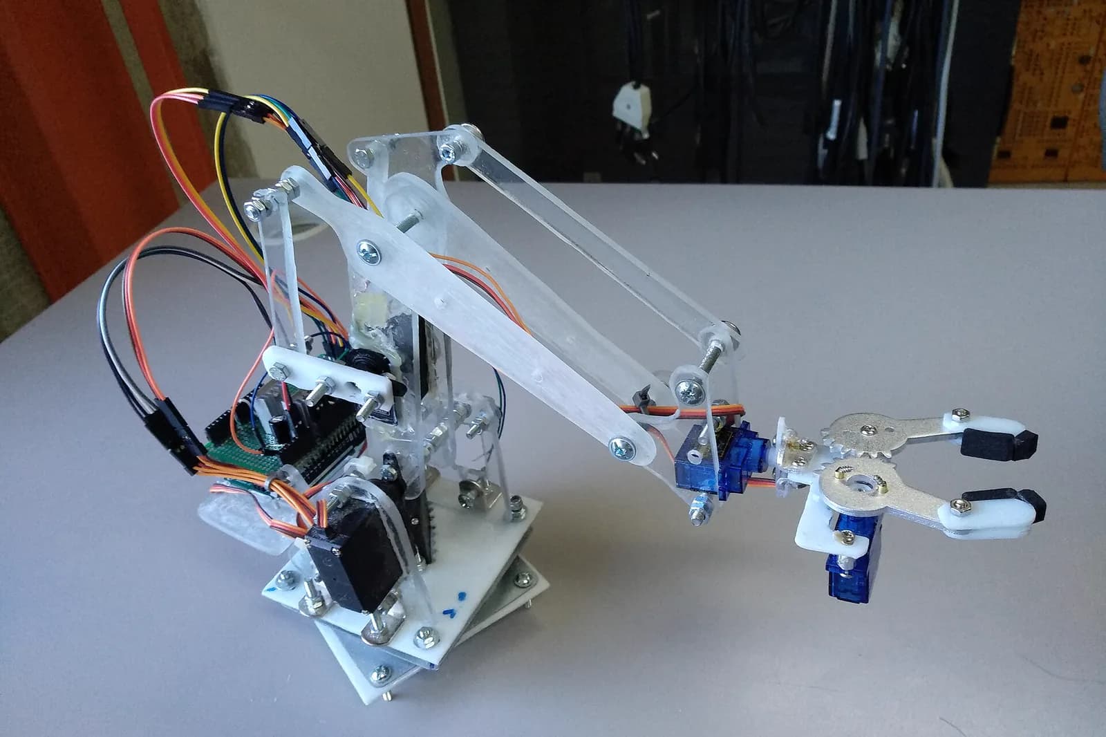 Un bras robotique éducatif monté sur une carte Arduino