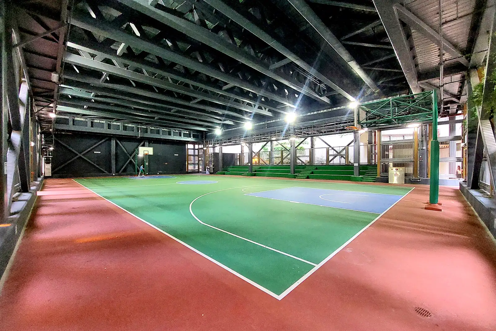 Un terrain de basket couvert