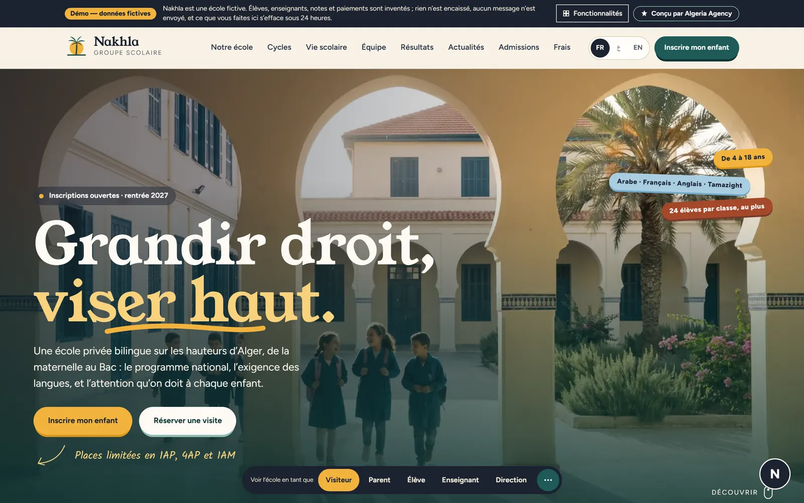 Page d’accueil du groupe scolaire Nakhla avec une cour à arcades, la devise et les boutons d’inscription et de visite.