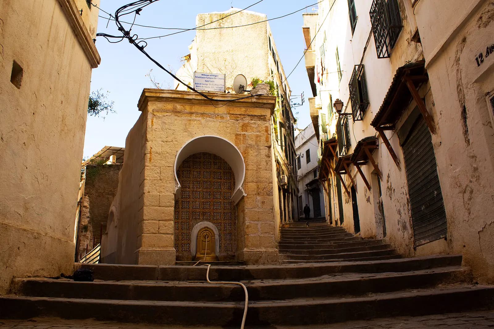 Une ruelle en escalier et une fontaine dans la Casbah d’Alger