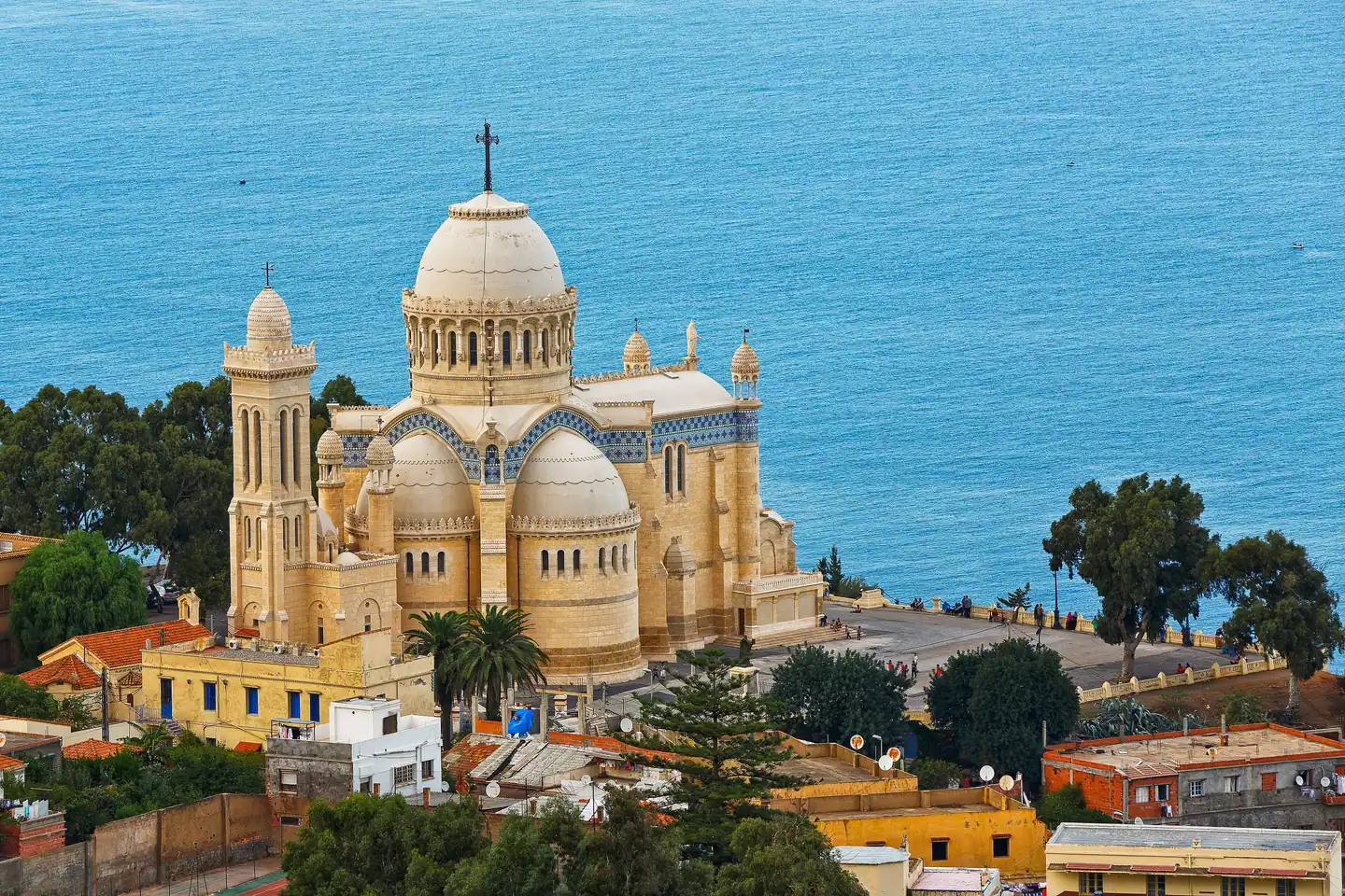 La basilique Notre-Dame d’Afrique sur sa colline, face à la mer.