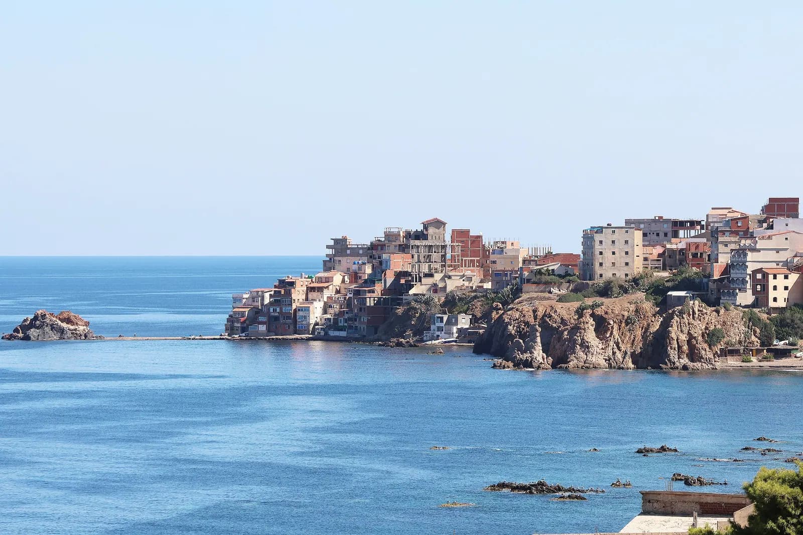 Tipaza, la ville au bord de la mer, une journée de beau temps.