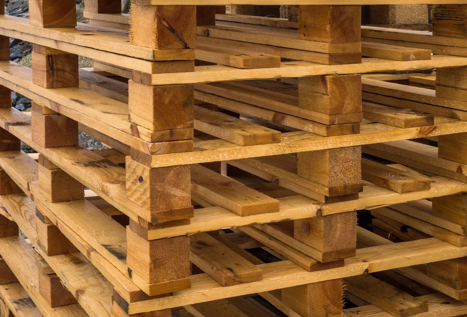 Une pile de palettes en bois neuves.