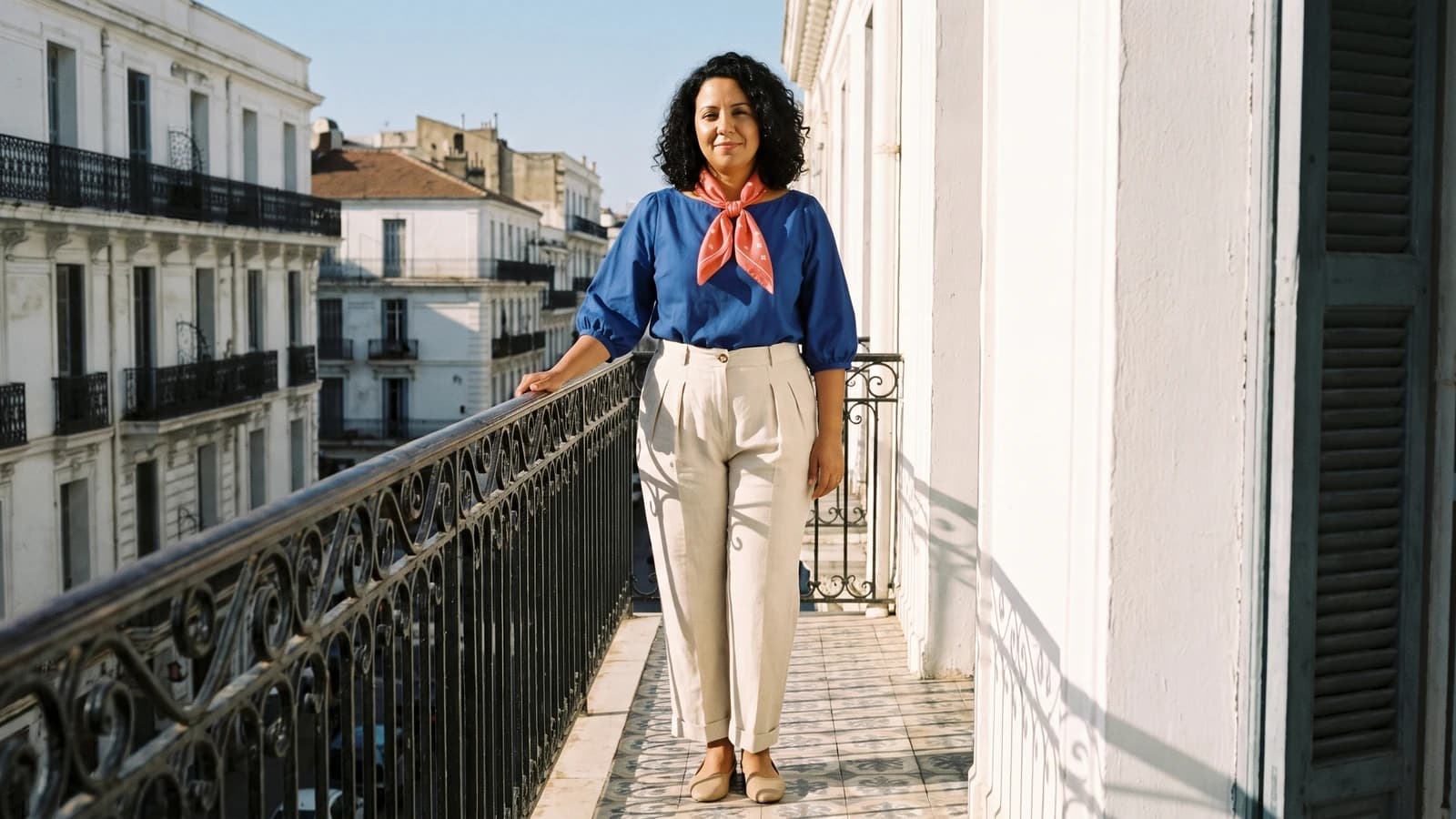 Look 4 — Un balcon haussmannien, soleil du matin
