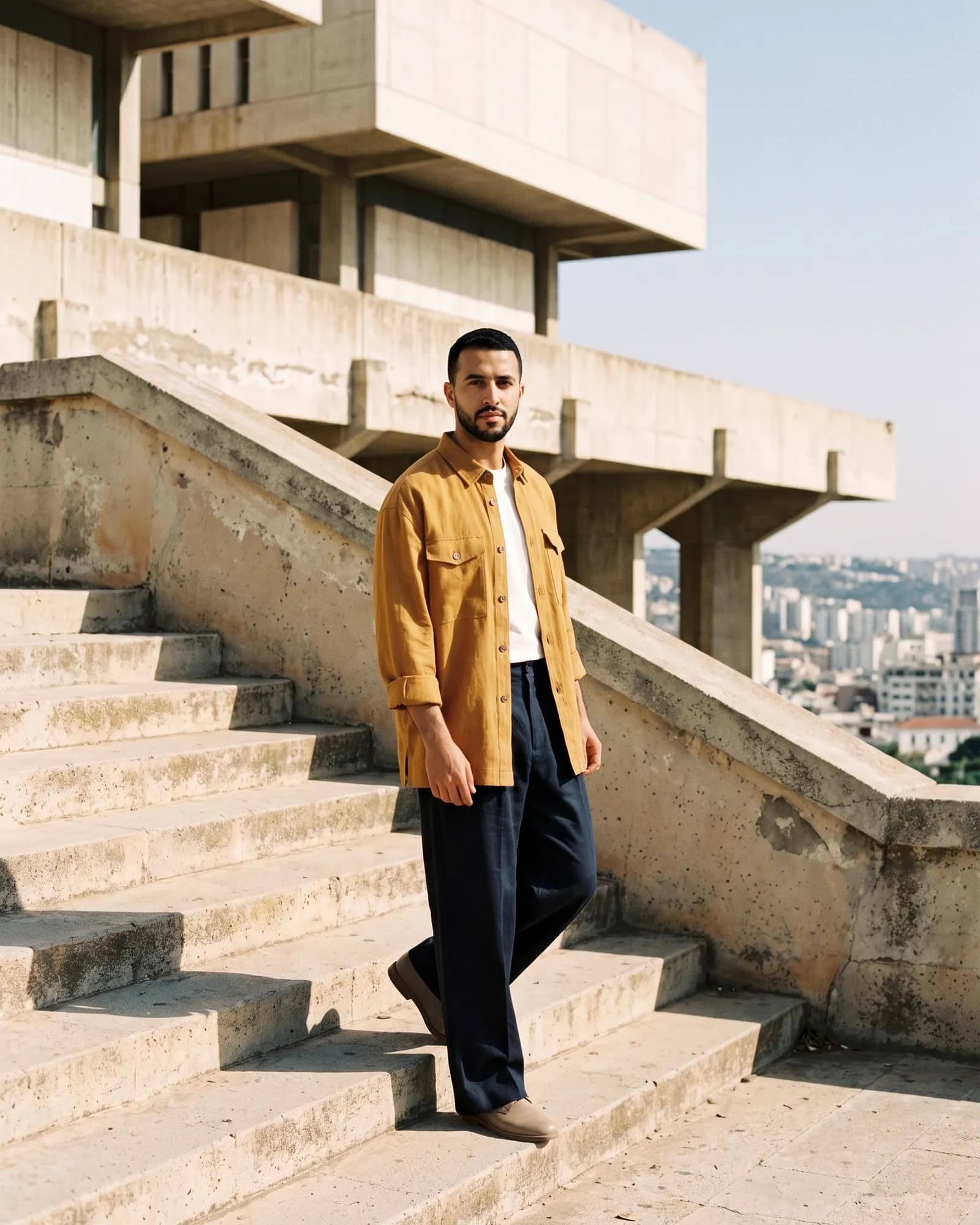 Look 6 — Des marches de béton brut, sur les hauteurs