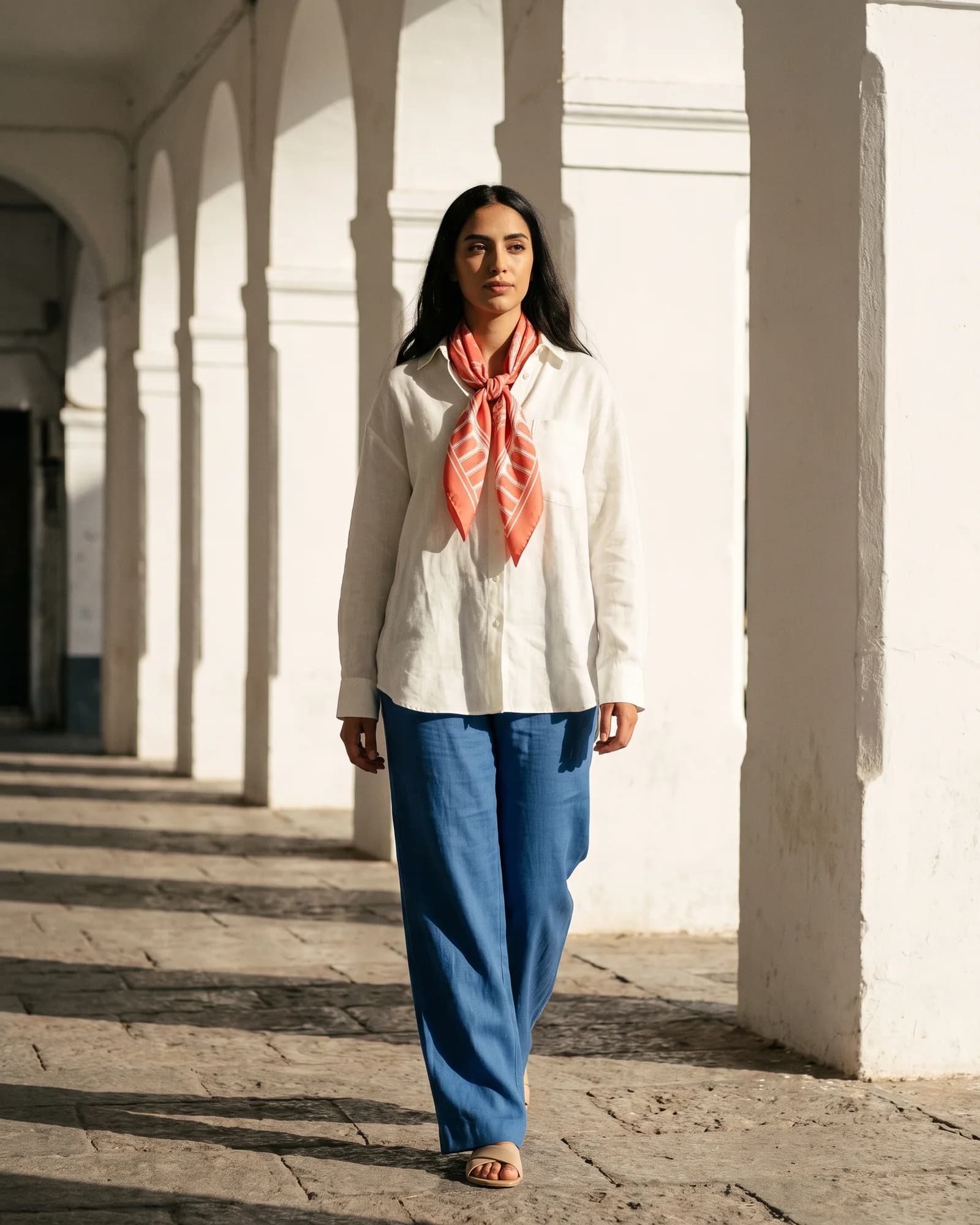 Look 9 — Sous les arcades du centre