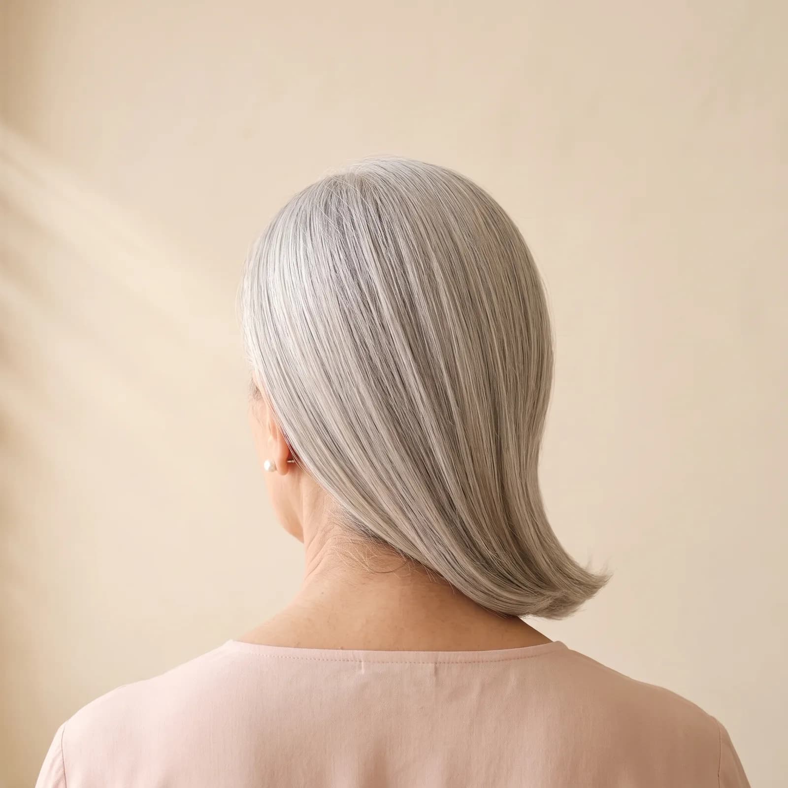 Les mêmes cheveux brillants et disciplinés, après le soin