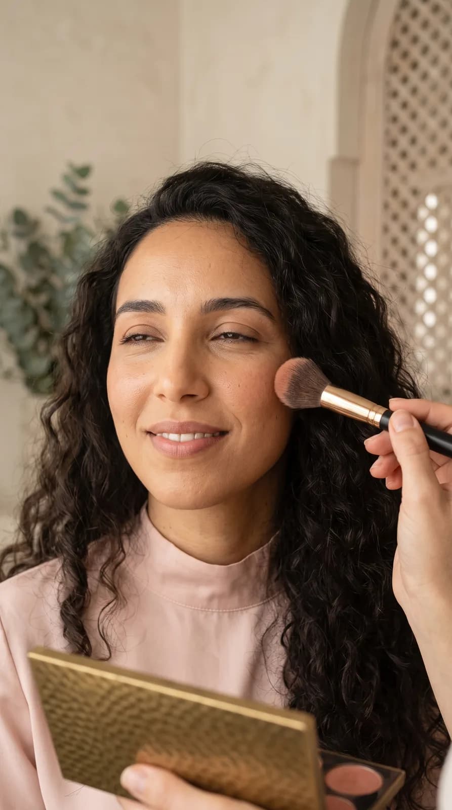 Maquillage lumineux, pinceau sur la pommette