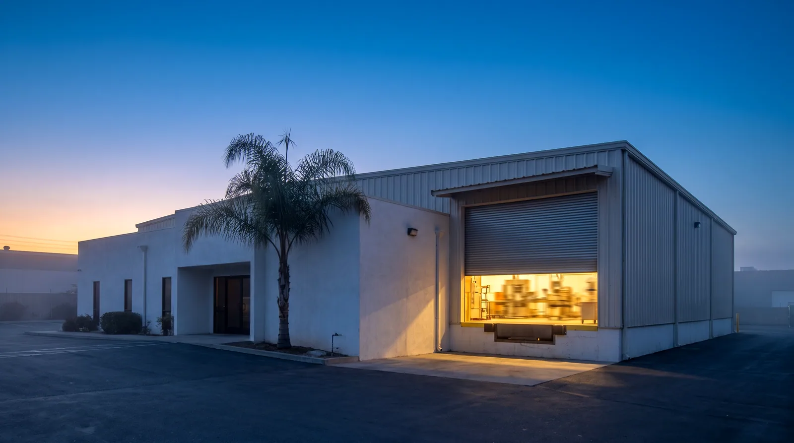 L’atelier VOLTA à Rouiba, au crépuscule.