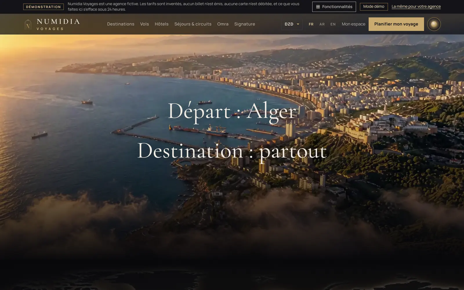 Vue aérienne de la baie d’Alger au coucher du soleil, avec les mots « Départ : Alger, Destination : partout » sous le menu de l’agence.