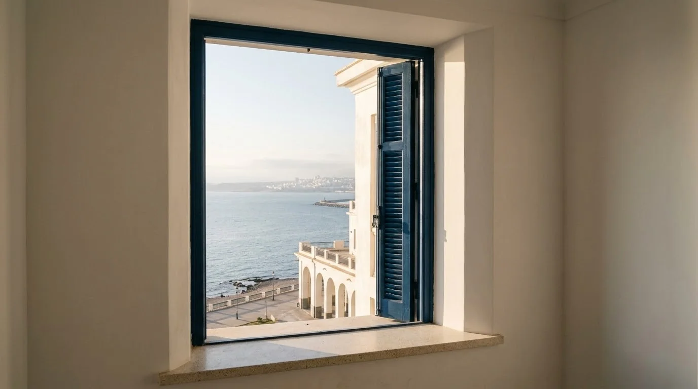 Vue sur la mer depuis un appartement des étages intermédiaires de la résidence